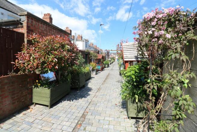 2 bed Terraced to rent Image 6