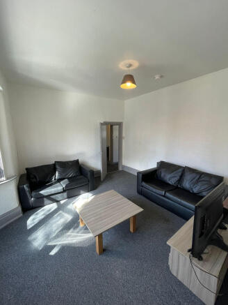 4 bed House to rent Image 10