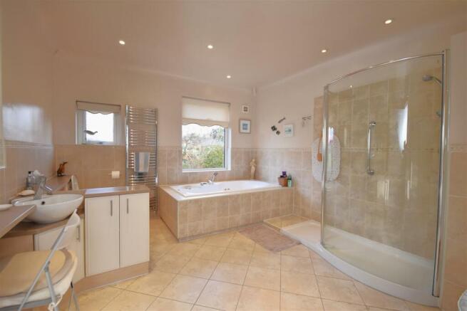 Main Bathroom.JPG