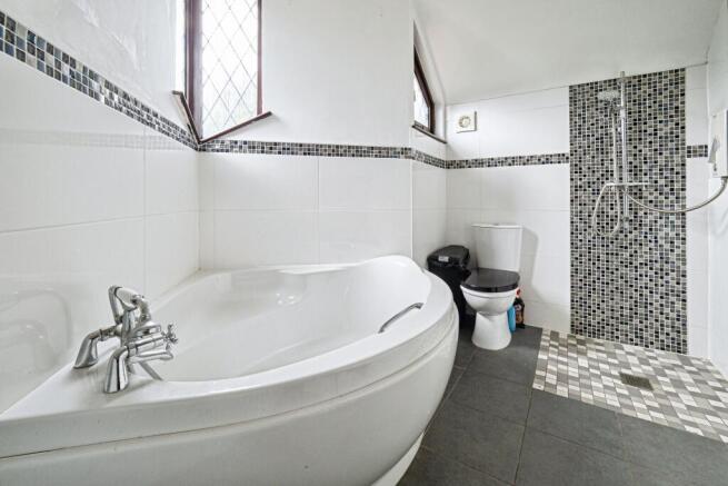 5 bed Detached for sale Image 10