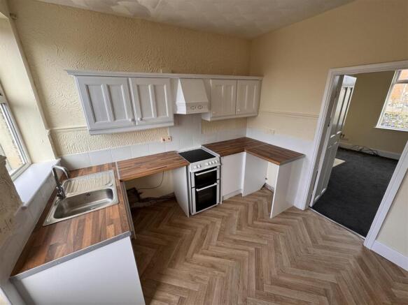 2 bed Terraced to rent Image 2