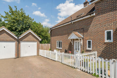 Selborne Gardens, Farnham, GU9