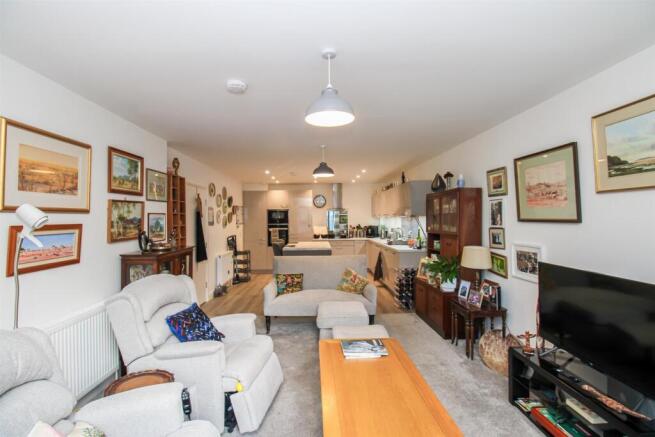 2 bed Apartment for sale Image 4