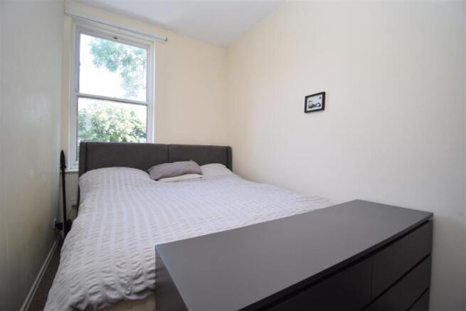 3 bed Apartment to rent Image 8