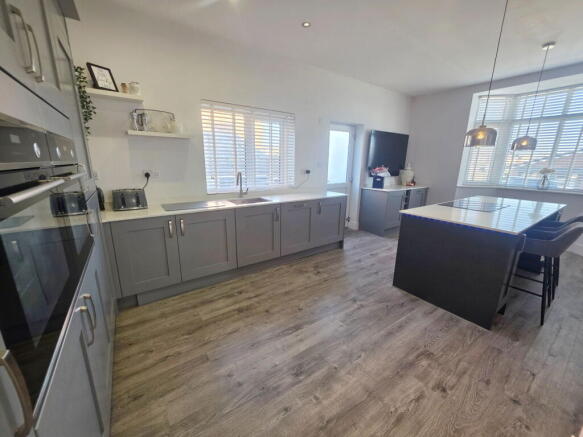 5 bed Detached for sale Image 9