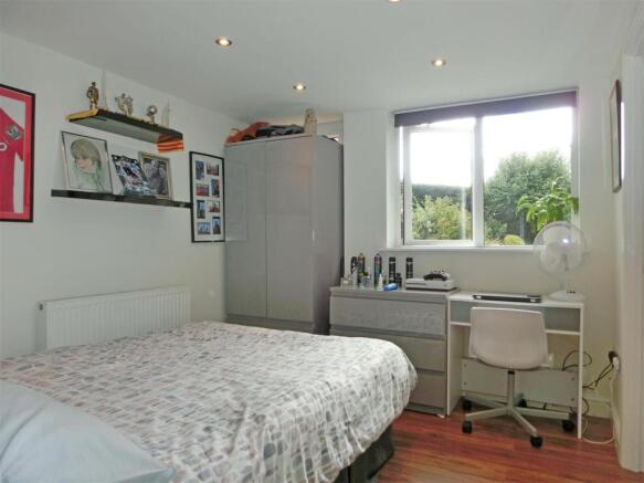 Lynbrook Close 25 bed 4.jpg