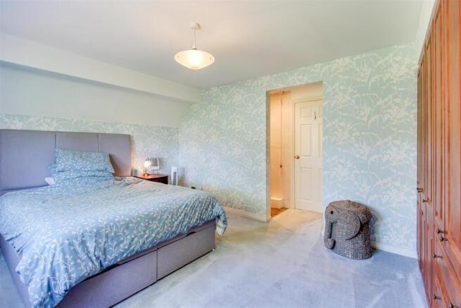 5 bed Detached for sale Image 12