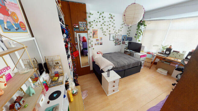5 bed Semi-Detached to rent Image 5