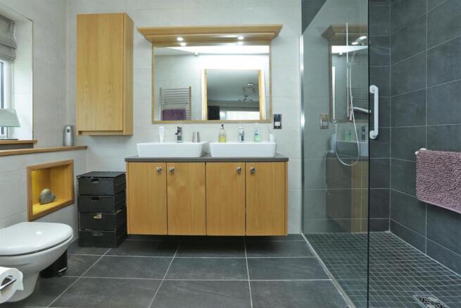 ensuite.JPG