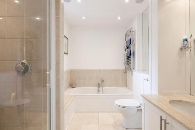 4 bed House for sale Image 11