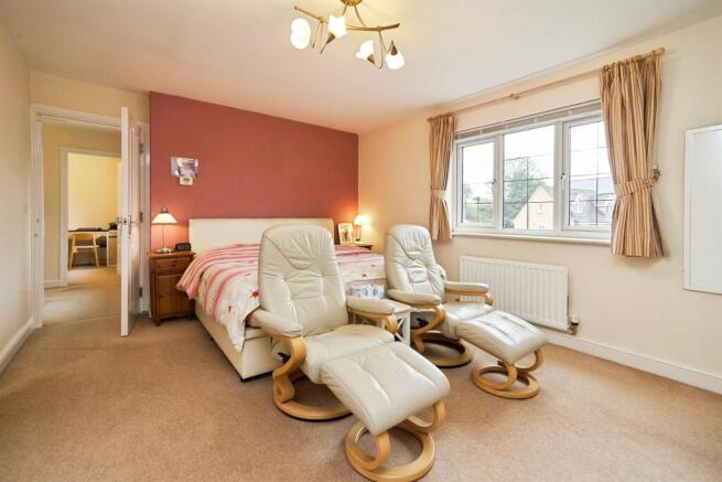 6 bed Detached for sale Image 10