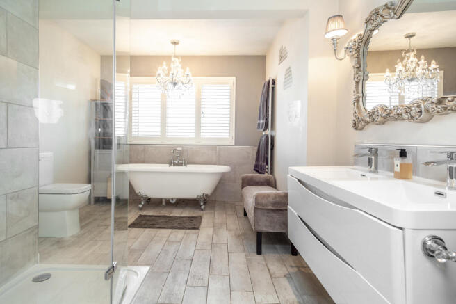 Family Bathroom 1