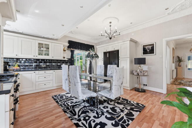 4 bed Bungalow for sale Image 4