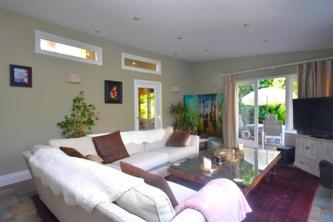 4 bed Detached to rent Image 4