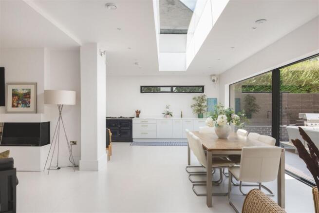 6 bed Detached for sale Image 5