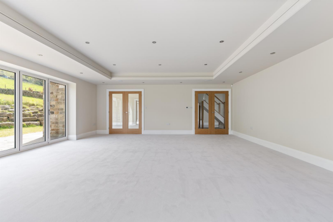 5 bed Detached for sale Image 8