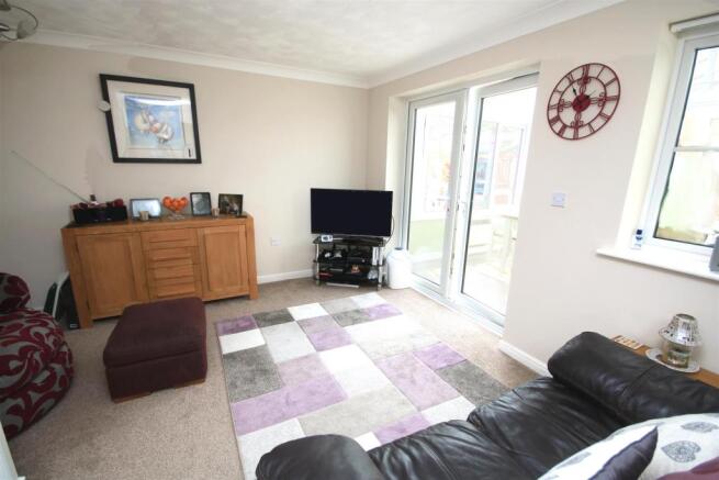 ‘L’ SHAPED OPEN PLAN LIVING / DINING ROOM