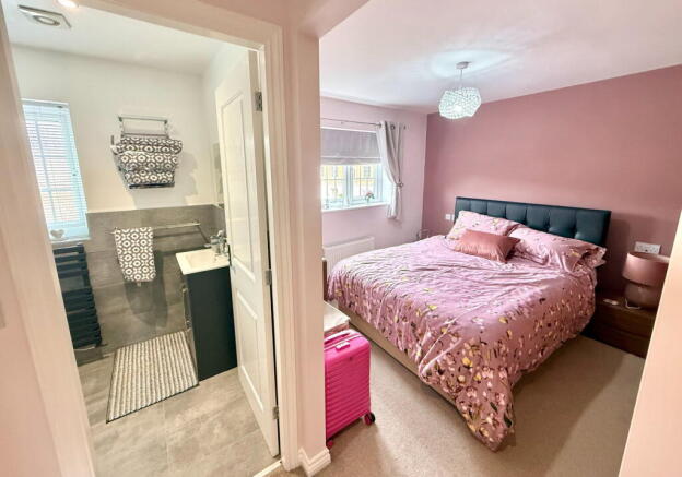 4 bed Detached for sale Image 8