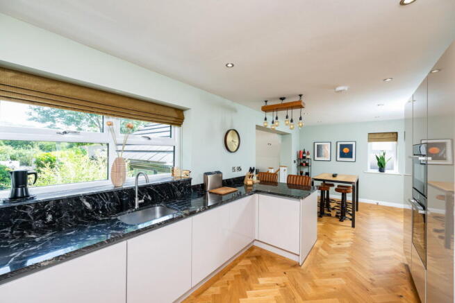 5 bed Detached for sale Image 10