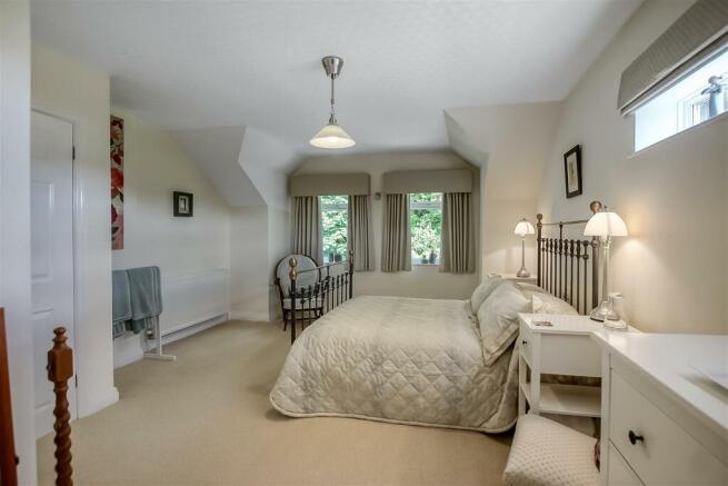 4 bed Semi-Detached for sale Image 10