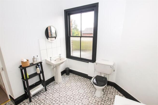 FIRST FLOOR BATHROOM