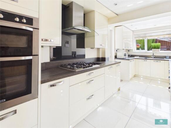 3 bed Semi-Detached for sale Image 11