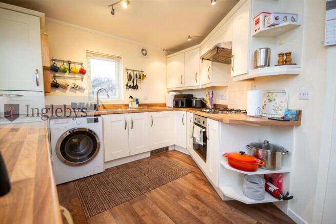 2 bed Park Home for sale Image 9