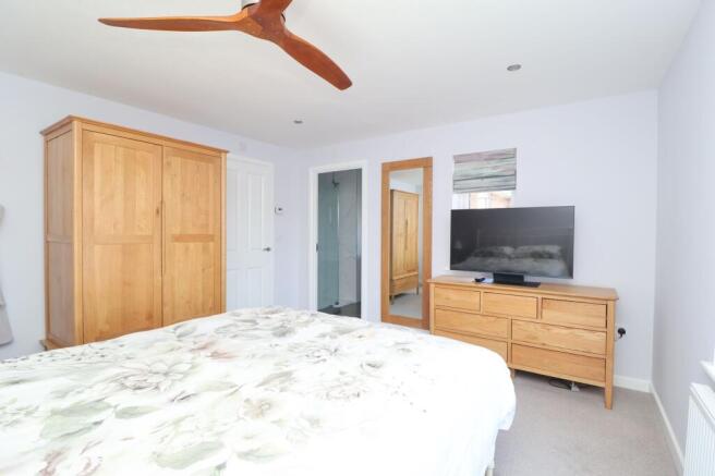 4 bed Detached for sale Image 11