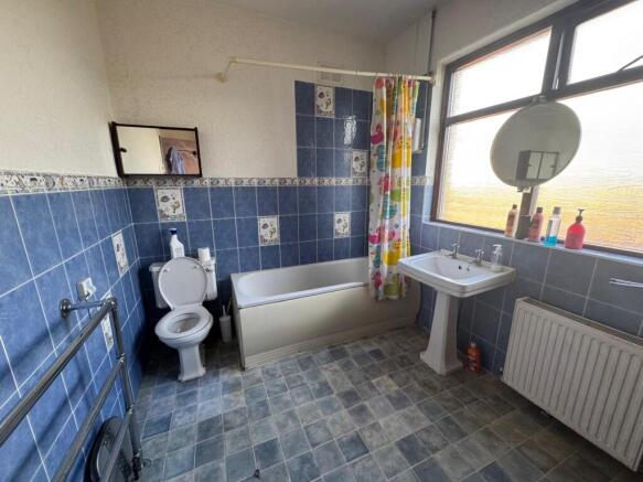 Warbreck Drive, Blackpool, FY2 9PP photo 4