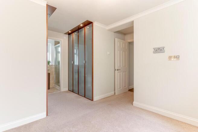 4 bed Semi-Detached for sale Image 8