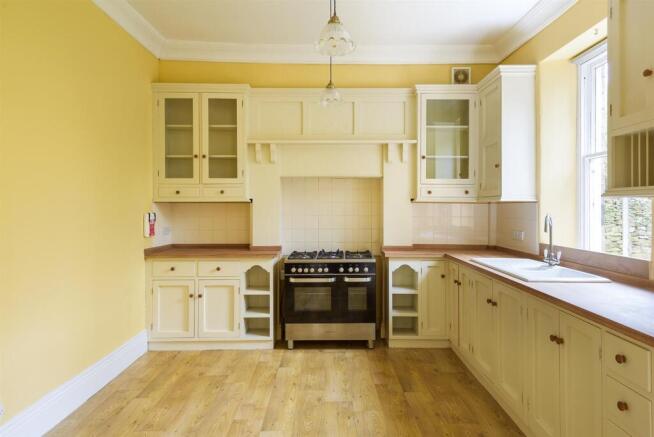 5 bed Detached to rent Image 9
