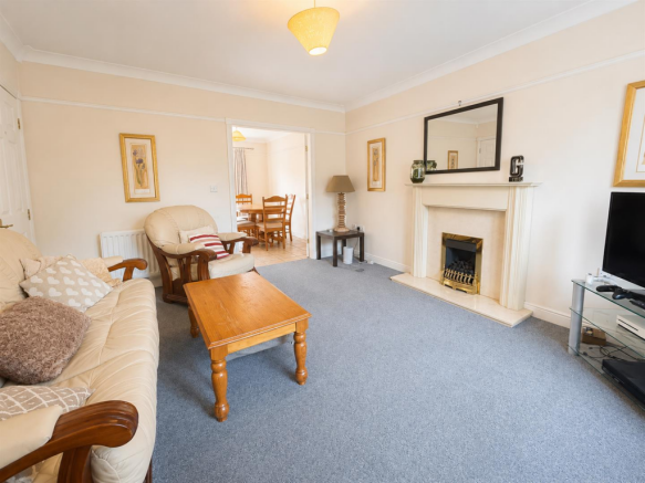 4 bed House to rent Image 4