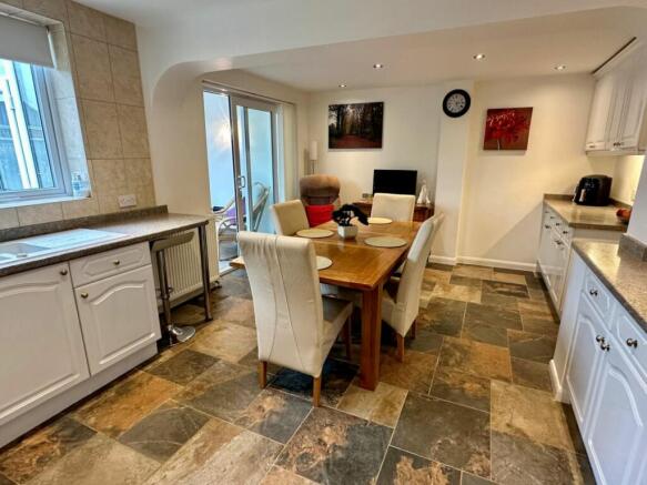 KITCHEN/DINING ROOM