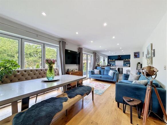 4 bed Detached for sale Image 4