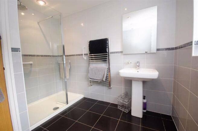 FAMILY SHOWER ROOM