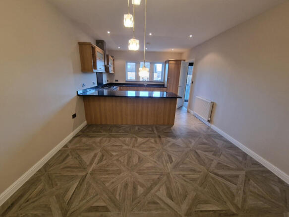 4 bed Detached to rent Image 11