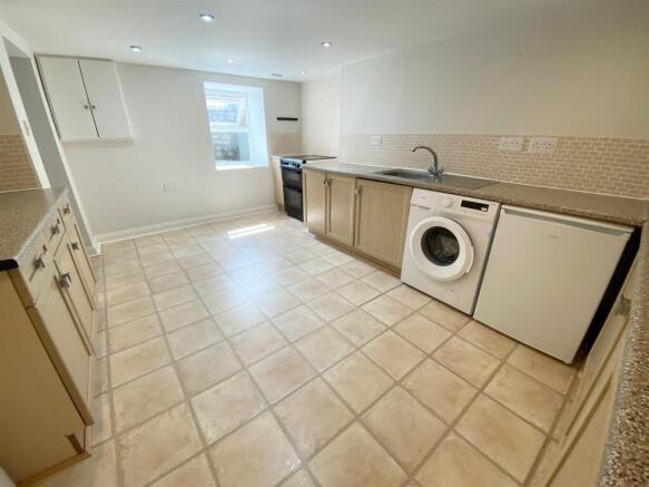 2 bed Terraced to rent Image 4