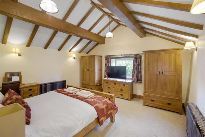 5 bed Detached for sale Image 11