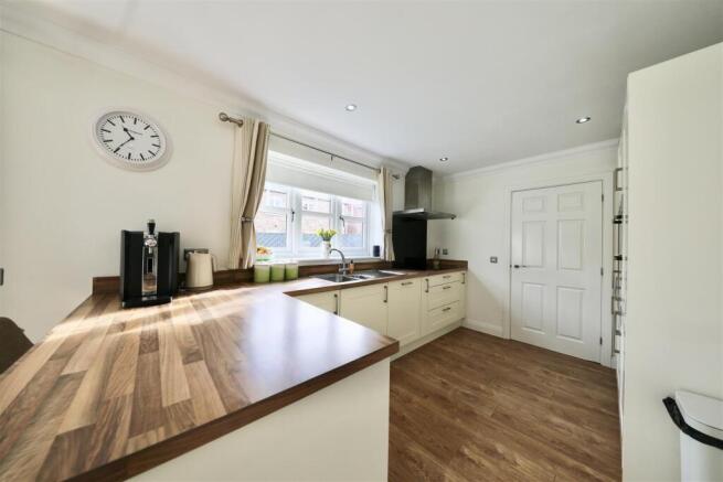 4 bed Detached for sale Image 9
