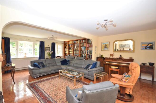 LOUNGE/SITTING ROOM