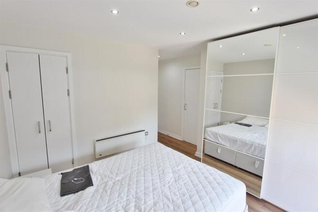 2 bed Flat for sale Image 7