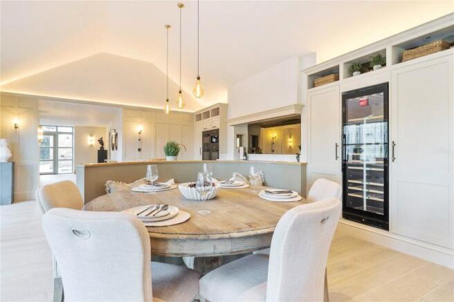 7 bed Detached for sale Image 10