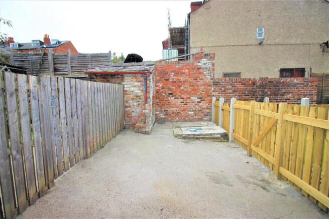 2 bed Terraced to rent Image 8