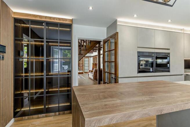 5 bed Detached for sale Image 4