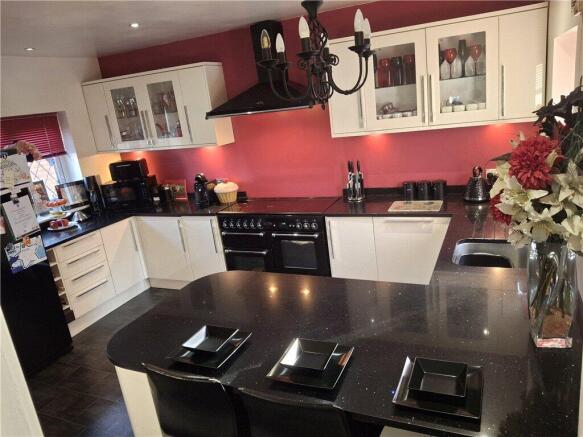 3 bed Semi-Detached for sale Image 6