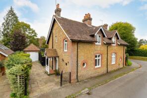 9, St Marys Cottages, The Street, Frensham, Farnham GU10 3EA