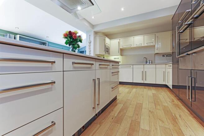 5 bed Detached for sale Image 6