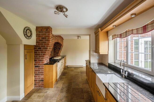 5 bed Detached for sale Image 8