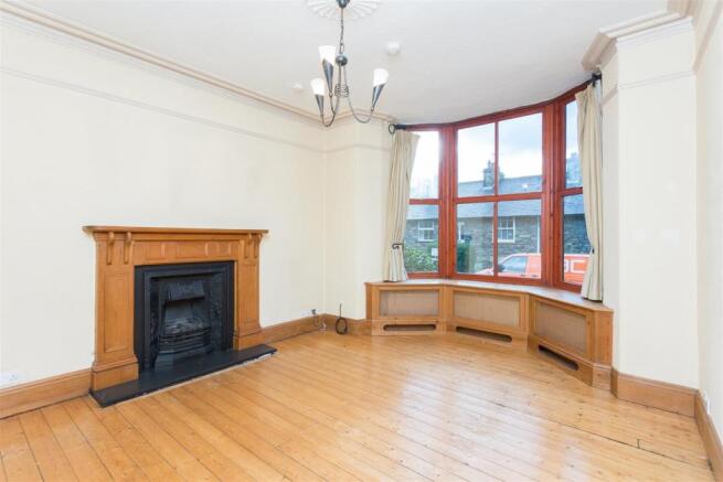 LIVING ROOM a.jpg
