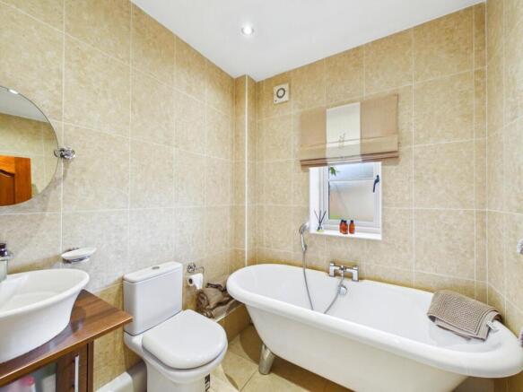 4 bed Link Detached House for sale Image 9
